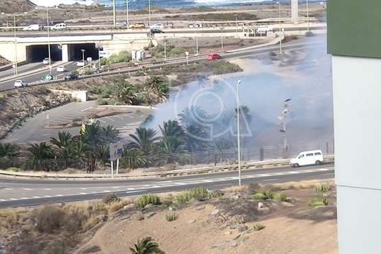 Incendio de matorrales en el canal del barranquillo de Jinámar/TA.